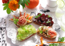 Tartines with Fruits, Cream Cheese and Prosciutto